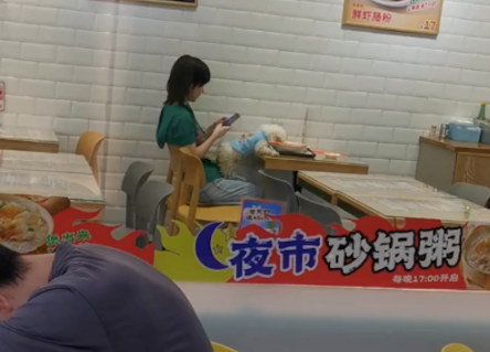 女子带狗狗在餐馆吃饭,竟让狗狗上桌舔碗,太没有素质了吧! 女子带狗狗在餐馆吃饭,竟让狗狗上桌舔碗,太没有素质了吧!