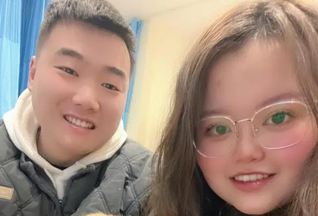 路遇金毛犬被撞伤趴地,90后夫妇放弃旅行送医救助:这是缘分,遇见它就要负责 路遇金毛犬被撞伤趴地,90后夫妇放弃旅行送医救助:这是缘分,遇见它就要负责