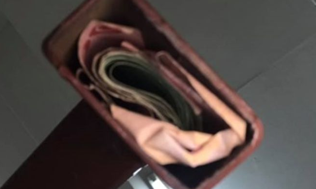 两只猫一直盯着楼梯扶手,网友好奇一看,竟发现邻居藏的私房钱 两只猫一直盯着楼梯扶手,网友好奇一看,竟发现邻居藏的私房钱