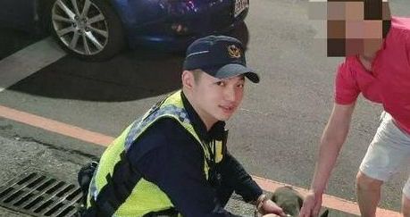 狗狗不慎闯进派出所，结果让人大跌眼镜！