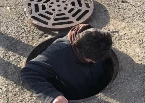 小猫被困,猫妈去找喂自己的人帮忙,暖心大叔进下水道救猫 小猫被困,猫妈去找喂自己的人帮忙,暖心大叔进下水道救猫