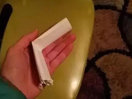 猫咪项圈里多了纸条，打开一看笑喷：你的猫爱上了我家的浴缸