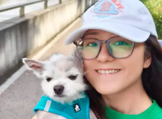 流浪博美被遗弃街头,因咬人没人敢救,女生的出现照亮它的狗生! 流浪博美被遗弃街头,因咬人没人敢救,女生的出现照亮它的狗生!