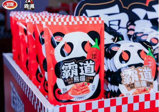 金主爸爸卫龙又送礼物了！喜提新年玩具的熊猫有多快乐？