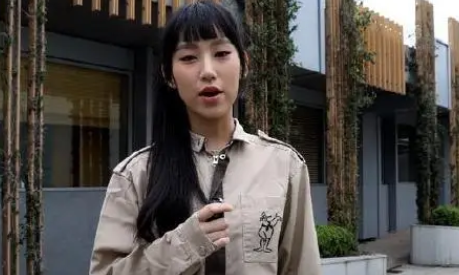 炎明熹化身动物护理员照顾小熊猫︰我心融化了