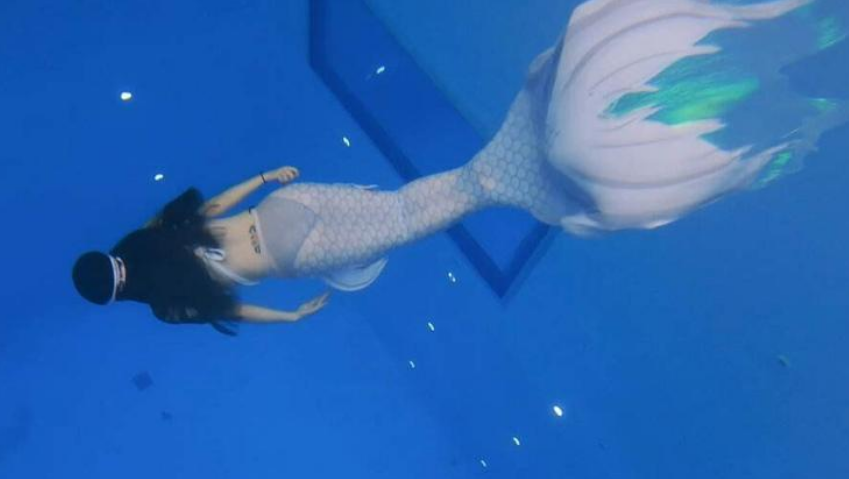 女孩改造成美人鱼