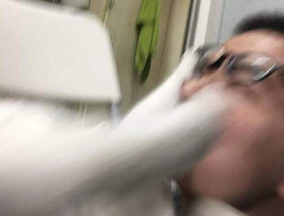 猫咪趁主人睡着后一巴掌扇脸上,下一幕令人锥心的疼! 猫咪趁主人睡着后一巴掌扇脸上,下一幕令人锥心的疼!