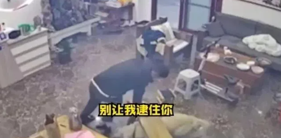 山东一男子被狗狂追围着凳子转圈圈:我不怕狗,就是不想让它舔我 山东一男子被狗狂追围着凳子转圈圈:我不怕狗,就是不想让它舔我