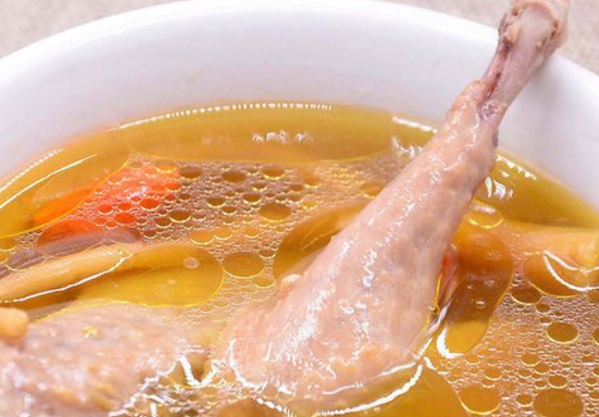 鸽子乌鸡汤一起炖有什么功效 鸽子乌鸡汤一起炖有什么功效