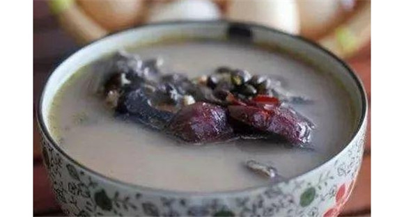 黑豆煲白鸽的功效 黑豆煲白鸽的功效