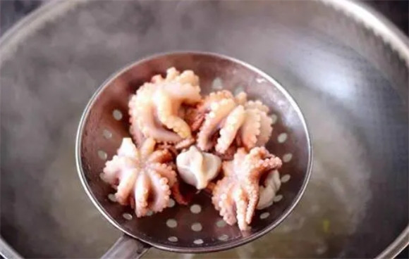 炒乌贼要焯水吗