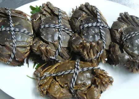 如何捆绑这些生性爱动的大闸蟹呢？