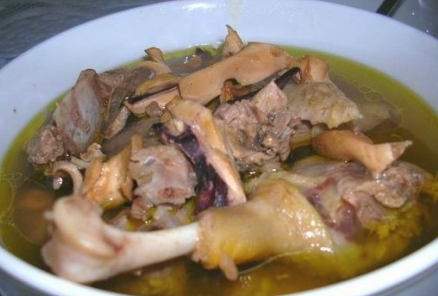 水鸭炖墨鱼有什么功效 水鸭炖墨鱼有什么功效