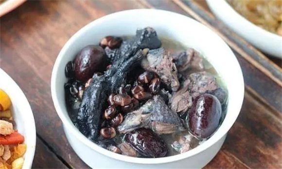黑豆煲鸡有什么功效