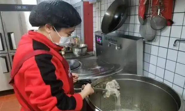 熬汤食材成了流浪猫、流浪狗的盘中餐 熬汤食材成了流浪猫、流浪狗的盘中餐