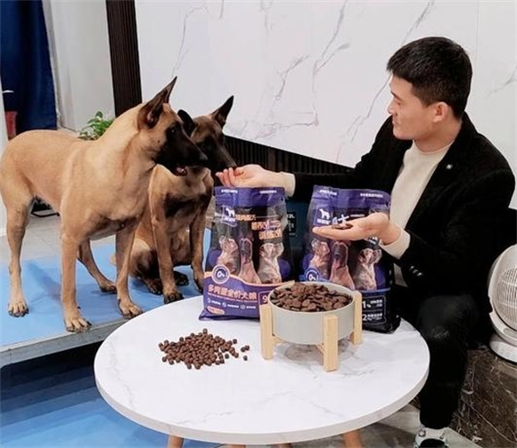 宠鲜能狗粮，让爱犬吃得健康又开心！