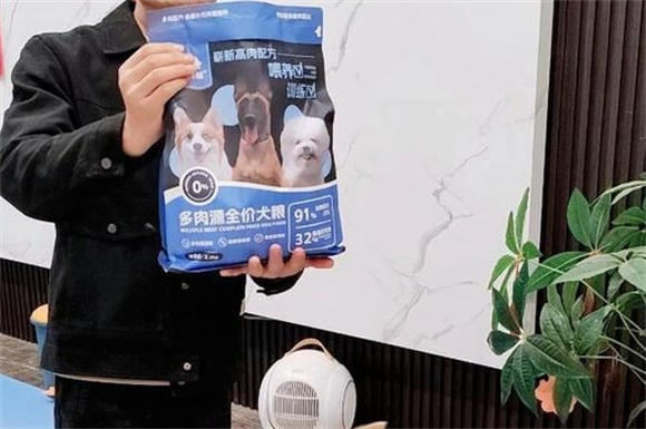 宠鲜能狗粮，让爱犬吃得健康又开心！
