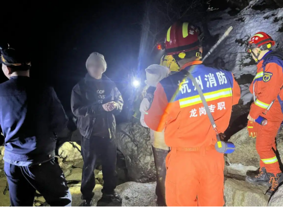 冰天雪地救助15人,杭州警犬“杰克”立功 冰天雪地救助15人,杭州警犬“杰克”立功