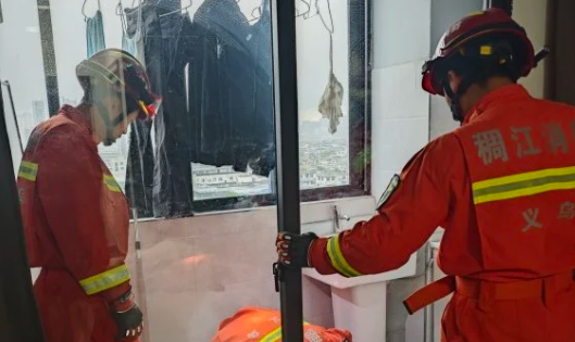 网购1米多长的宠物蛇，刚到家就跑了