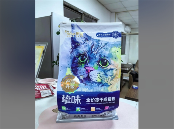宽福和朗诺猫粮的区别，哪个质量更胜一筹？