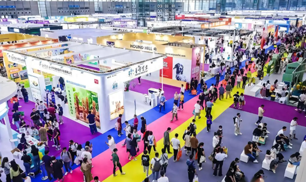 宠物智能产品受关注，展会现场引人注目