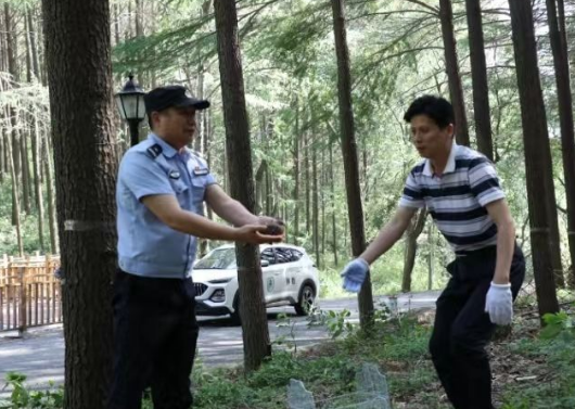 非法养殖斑鸠被查处 巢湖警方放飞9只国家保护鸟类 非法养殖斑鸠被查处 巢湖警方放飞9只国家保护鸟类
