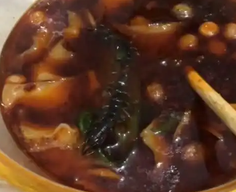 湖南岳阳:外卖惊现蜈蚣,商家与消费者各执一词 湖南岳阳:外卖惊现蜈蚣,商家与消费者各执一词