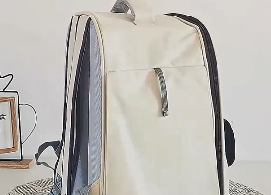 何佳功从细节定义品质——猫抓板与猫包的实用主义美学