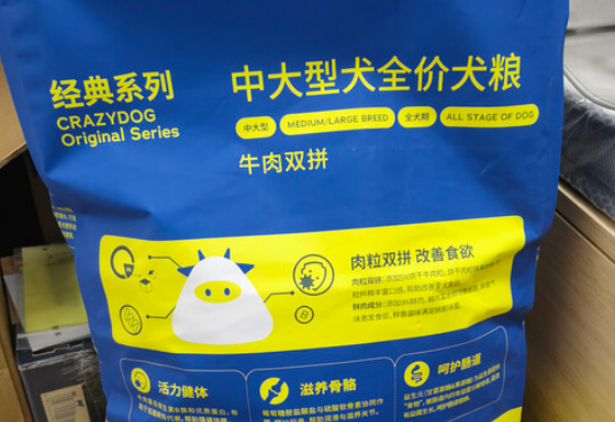 铲屎官必看！博美一般吃什么狗粮好？这款疯狂小狗狗粮超赞