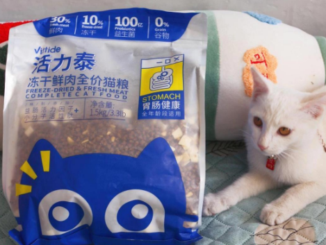 满足肉食天性，就选活力泰鲜肉猫粮！