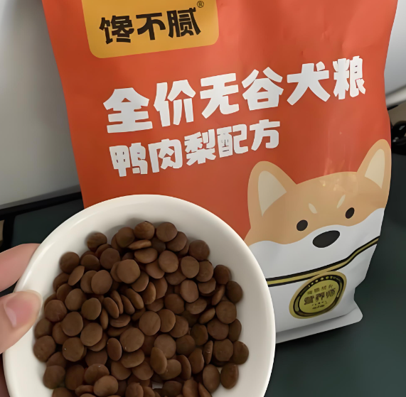 比熊适合什么样的狗粮?泪痕克星:馋不腻鸭肉梨狗粮 比熊适合什么样的狗粮?泪痕克星:馋不腻鸭肉梨狗粮