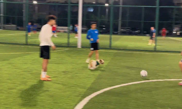 狗子会截球,还会把足球往球门里踢。网友:足球小狗,太强了 狗子会截球,还会把足球往球门里踢。网友:足球小狗,太强了