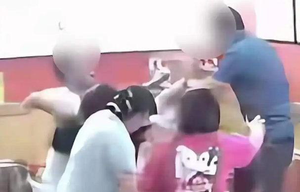 带狗进店还打人?南京一顾客因宠物纠纷与店家起冲突 带狗进店还打人?南京一顾客因宠物纠纷与店家起冲突