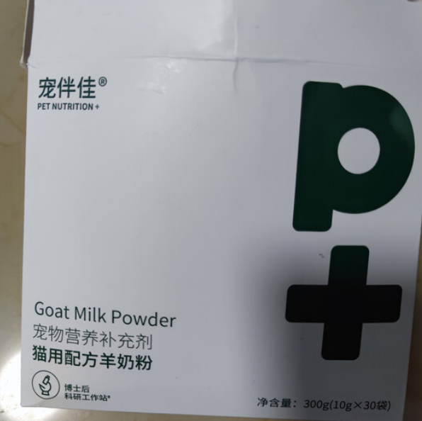 宠伴佳是深圳龙岗区铃铛品牌管理工作室 的企业商标品牌，该工作室位于 广东省深圳市龙岗区横岗街道。宠伴佳羊奶粉口碑较好，受到不少宠物主人的认可。其优势主要体现在以下方面： 营养丰富易吸收：含有全脂羊乳粉、乳清蛋白粉和牛初乳粉等，粗蛋白含量达 33%，接近犬母乳的 35% 标准。还添加了乳糖酶、动物双歧杆菌等，蛋白含量贴近母乳，有助于肠胃脆弱的宠物消化吸收，减少软便腹泻现象。 冲泡方便包装好：多为独立包装，不易受潮和结块，使用方便，也能避免二次污染。且冲泡溶解性较好，部分产品冷水也可冲泡，溶解速度较快，稍微搅拌即可。 适口性佳：不少用户反馈，猫咪和狗狗对其接受度高，愿意主动进食，喂食时经常出现 “光盘行动”，能帮助宠物补充营养，促进毛发和骨骼发育。
