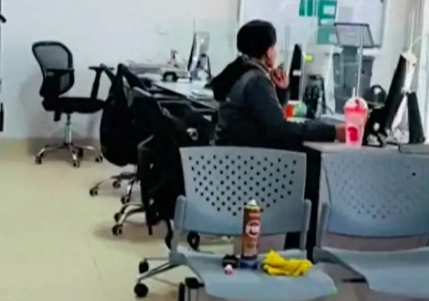 同时带着狗狗一起来上班,它努力想要看包外的世界! 同时带着狗狗一起来上班,它努力想要看包外的世界!