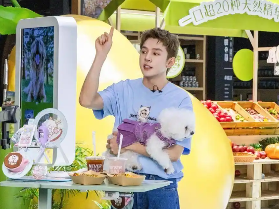 宠物经济升温!李佳琦“云探”亚宠展 宠物经济升温!李佳琦“云探”亚宠展