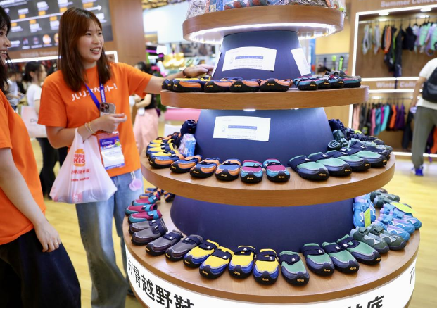 开幕首日现场直击！从猫砂狗垫到鲜食冻干，亚宠展串联宠物经济全产业链