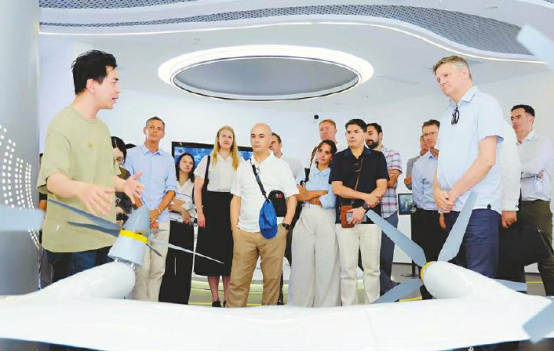 打卡大熊猫繁育研究基地,多国驻华使节深度感受蓉城活力 打卡大熊猫繁育研究基地,多国驻华使节深度感受蓉城活力