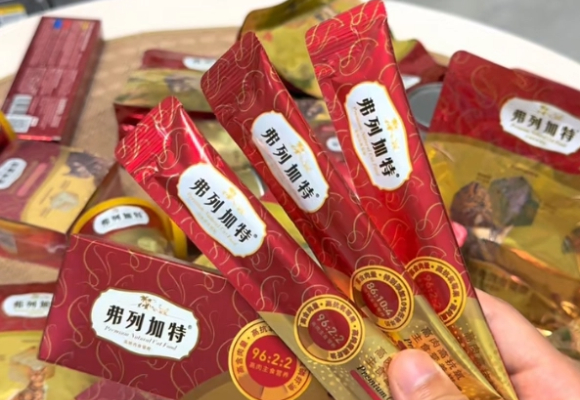 弗列加特猫条实测：猫咪多大可以吃零食？幼猫营养新选择！