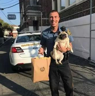 主人花一袋饼干保释巴哥,网友:“狗狗犯了什么罪?”原来... 主人花一袋饼干保释巴哥,网友:“狗狗犯了什么罪?”原来...