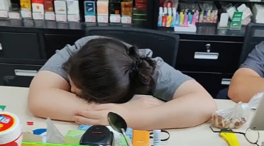 男子看到猫咪学主人趴在桌子上睡觉。网友:人教版 男子看到猫咪学主人趴在桌子上睡觉。网友:人教版