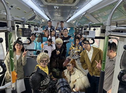 看熊猫从路上开始 成都上线全国首条沉浸式音乐剧主题巴士 看熊猫从路上开始 成都上线全国首条沉浸式音乐剧主题巴士