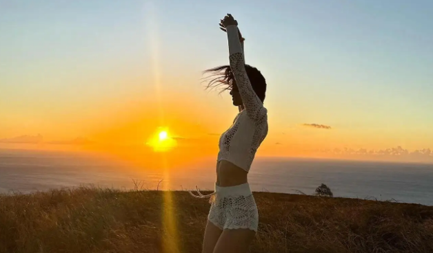 瘦的肋骨清晰可见的Lisa蹲地喂流浪猫！