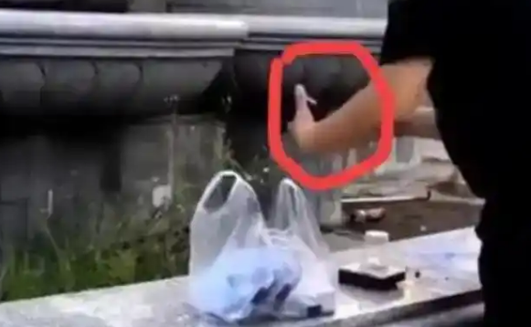 简直离谱!长春女子在公园放生蟑螂,警方这是投放病毒! 简直离谱!长春女子在公园放生蟑螂,警方这是投放病毒!