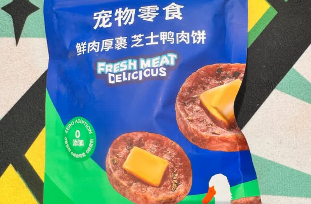 狗喜欢吃什么零食？蓝氏芝士鸭肉饼洁齿又健康超受欢迎！