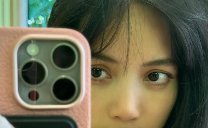 瘦的肋骨清晰可见的Lisa蹲地喂流浪猫！