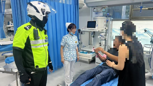 居民被毒蛇咬伤 交警17分钟护送就医