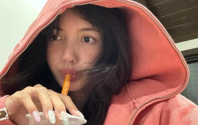 瘦的肋骨清晰可见的Lisa蹲地喂流浪猫！