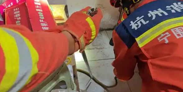 超市杂物间惊现大蛇,消防员清晨火速“抓捕” 超市杂物间惊现大蛇,消防员清晨火速“抓捕”