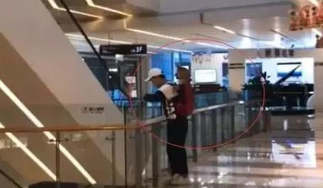 老爷爷背柴犬出门引起路上注意,狗狗发现有人在拍它时露出笑容 老爷爷背柴犬出门引起路上注意,狗狗发现有人在拍它时露出笑容